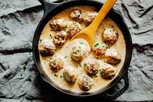 Minced chicken meatballs in milk sauce - What to cook from minced chicken