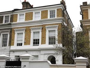Тело Эми было найдено около 16 часов дня в ее лондонской квартире. Фото: Daily Mail.