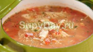 Tomato soup with chicken and noodles