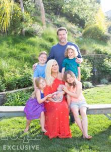 Tori Spelling and Dean McDermott with children