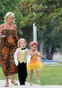 Tori Spelling on a walk with three children :)