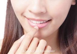 Cracks on the lips - causes and treatment at home