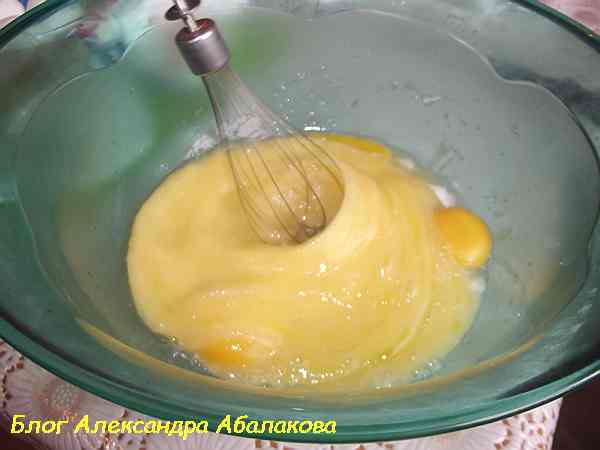 тщательно взбить яичную смесь для бисквитного теста