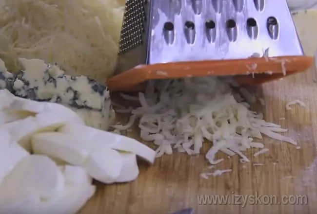 Твердый сыр натираем на терке с крупными отверстиями.