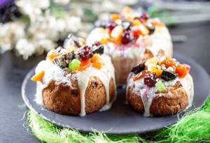 Cottage cheese Easter with dried fruits, nuts and candied fruits
