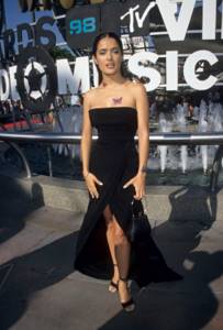 В 1998 году Сальма Хайек восхитительно выглядела в облегающем черном платье и с бабочками, символизирующими надежду.