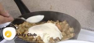 В кипящую массу выкладываем курицу, лук и грибы