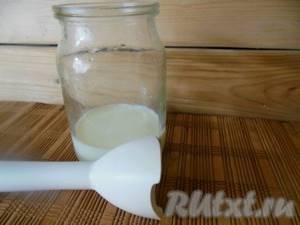 Pour powdered sugar and vanilla sugar into a liter jar, pour in cold milk.