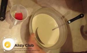 Pour 30-35 ml of vegetable oil into a small cup