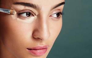 In the eye area, use a slightly lighter foundation