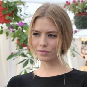 Online people admire the beauty of model daughter Lena Perminova