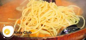 Place boiled spaghetti in a frying pan