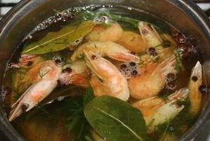 Cook frozen shrimp in the shell: let it brew in the broth