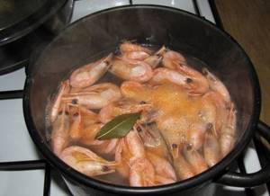 Cook frozen shrimp in the shell: boiling
