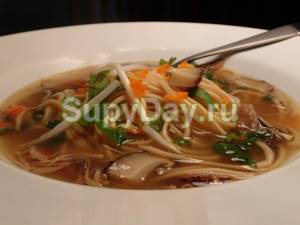 Vermicelli soup with mushrooms