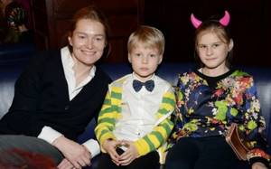 Victoria Tolstoganova with children