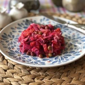 Винегрет с квашеной капустой и маринованными огурцами - рецепт с фото