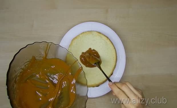 A delicious sponge cake with boiled condensed milk is easy to prepare.