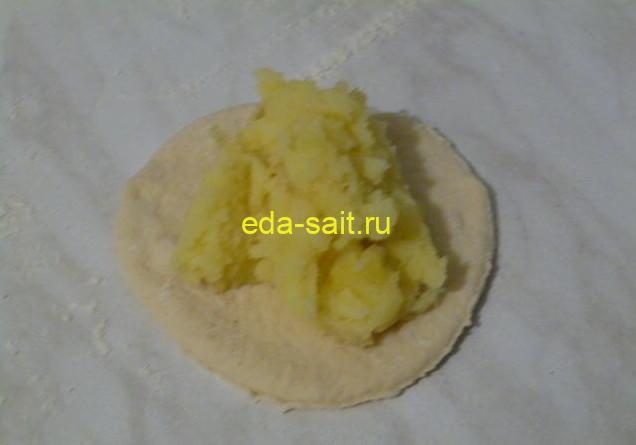 Spread the potato filling onto the dough