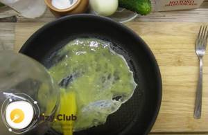 Pour the beaten egg into the frying pan and spread it with a brush.