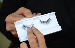 Taking the eyelashes out of the packaging