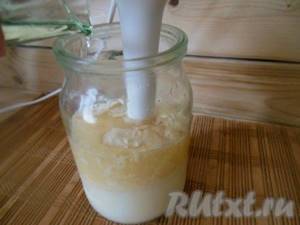 Beat milk and sugar using an immersion blender. Then add powdered milk to the jar, beat with a blender until smooth. Continuing to beat, add vegetable oil in a thin stream. During the beating process, the mass will gradually thicken (this will take 1-2 minutes). 
