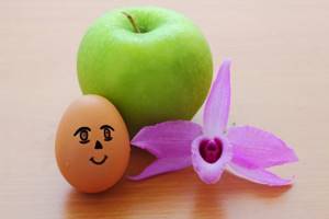 Яблоко и яйцо. Фото: Shutterstock