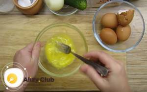 Яичные блины для салата приготовим по рецепту, который состоит только из яиц.