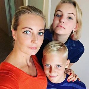 Юлия Навальная с дочерью Дашей и сыном Захаром