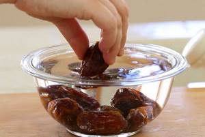 pour water over dates