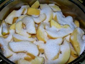 sprinkle quince and pumpkin with sugar