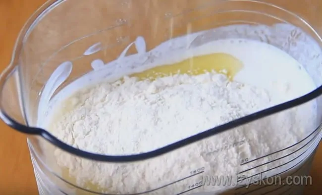 Then add vegetable oil and a little flour to the kefir mixture.