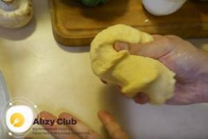 Затем месим тесто руками, чтобы оно получилось гладким и эластичным.