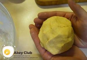 Wrap the dough in film and put it in the refrigerator.