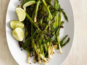 Grilled green onions with lime juice