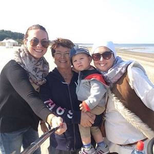 Zhanna Friske (right) with her sister, mother and son