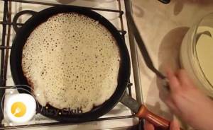 Fry the pancake over medium heat until you notice that the product has browned on the sides