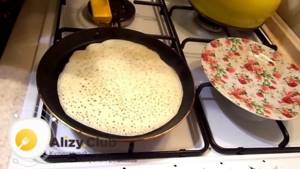 Fry the pancake until you notice that the product has browned on the sides