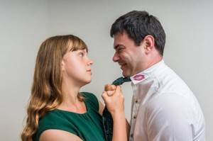 The wife grabbed her husband by the tie and does not want to forgive him for cheating on him with his mistress