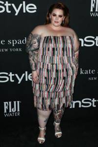 Celebrities plus size with an apple figure in unfortunate dresses -